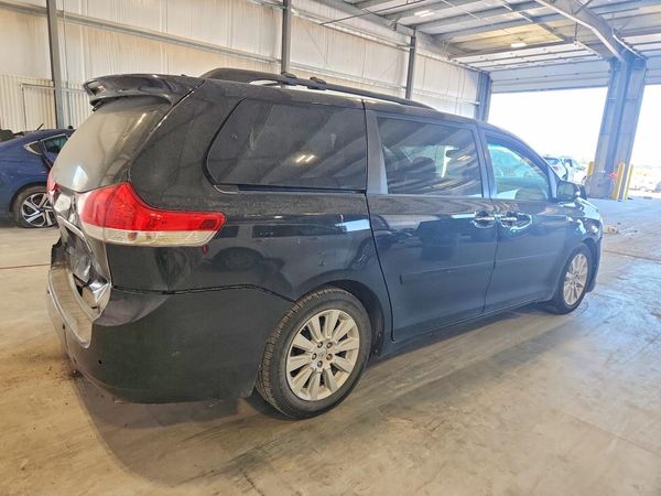 2013 TOYOTA SIENNA
