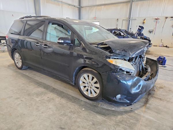 2013 TOYOTA SIENNA
