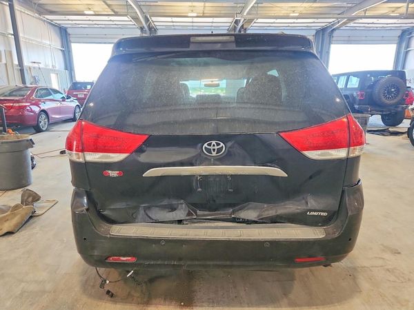 2013 TOYOTA SIENNA