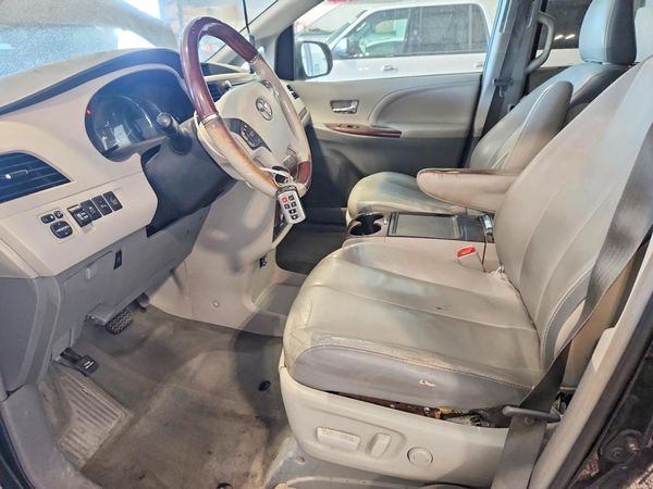 2013 TOYOTA SIENNA