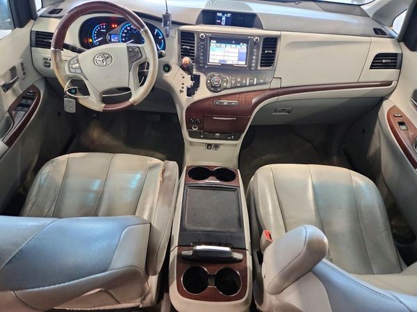2013 TOYOTA SIENNA