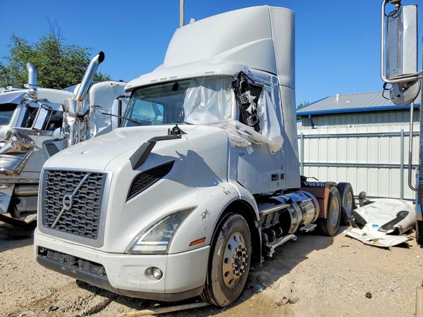 2019 VOLVO VNR