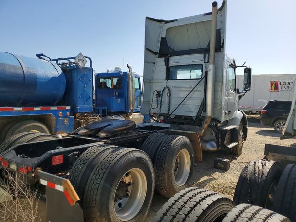 2019 VOLVO VNR