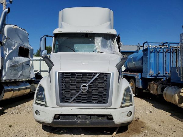 2019 VOLVO VNR