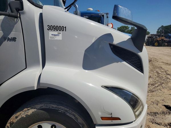 2019 VOLVO VNR