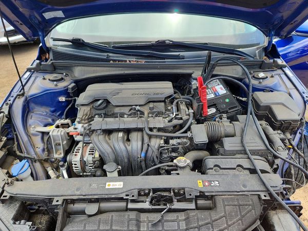 2021 HYUNDAI ELANTRA Limited — Engine bay
