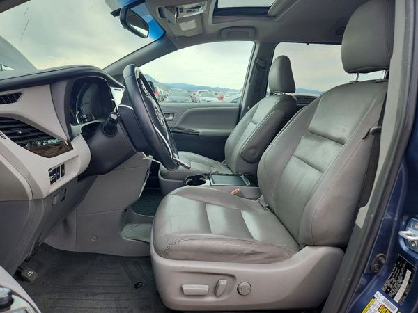2017 TOYOTA SIENNA