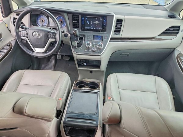2017 TOYOTA SIENNA