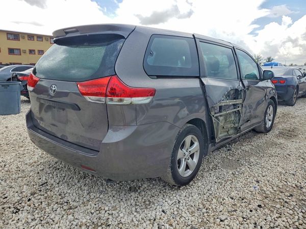 2012 TOYOTA SIENNA