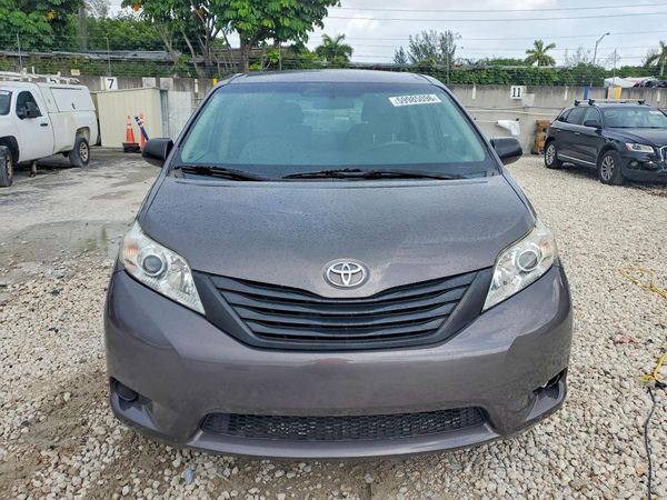 2012 TOYOTA SIENNA