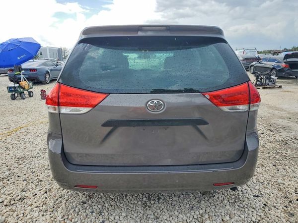 2012 TOYOTA SIENNA