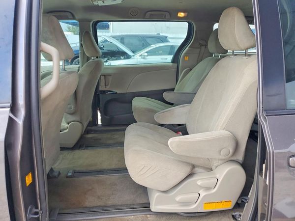 2012 TOYOTA SIENNA