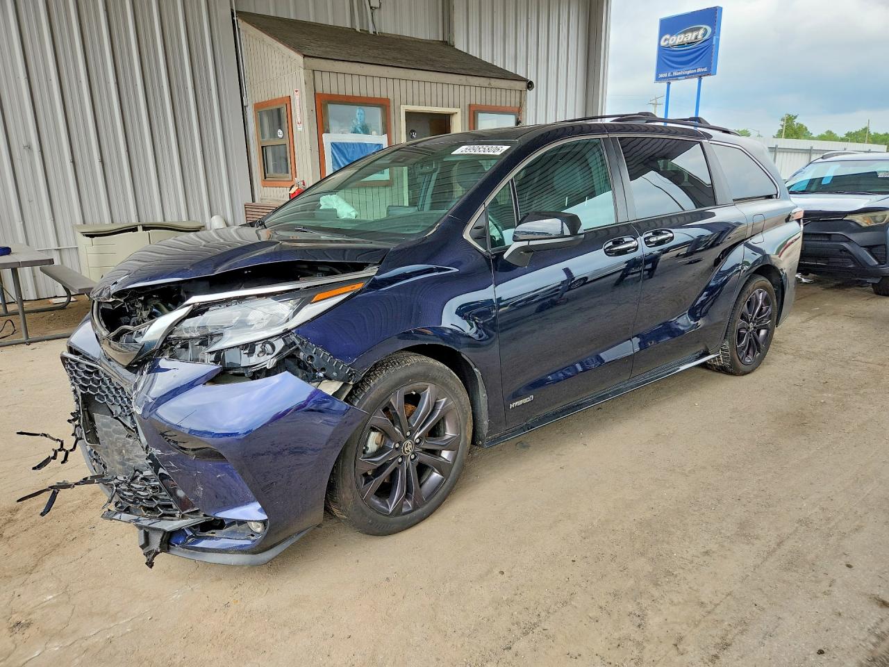 2021 TOYOTA SIENNA XSE Plus Package — Front 3/4