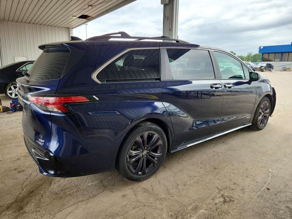2021 TOYOTA SIENNA XSE Plus Package — PSRA