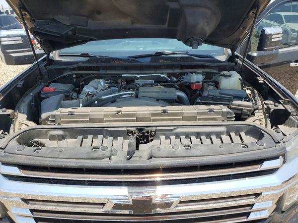 2022 CHEVROLET SILVERADO High Country — Engine bay