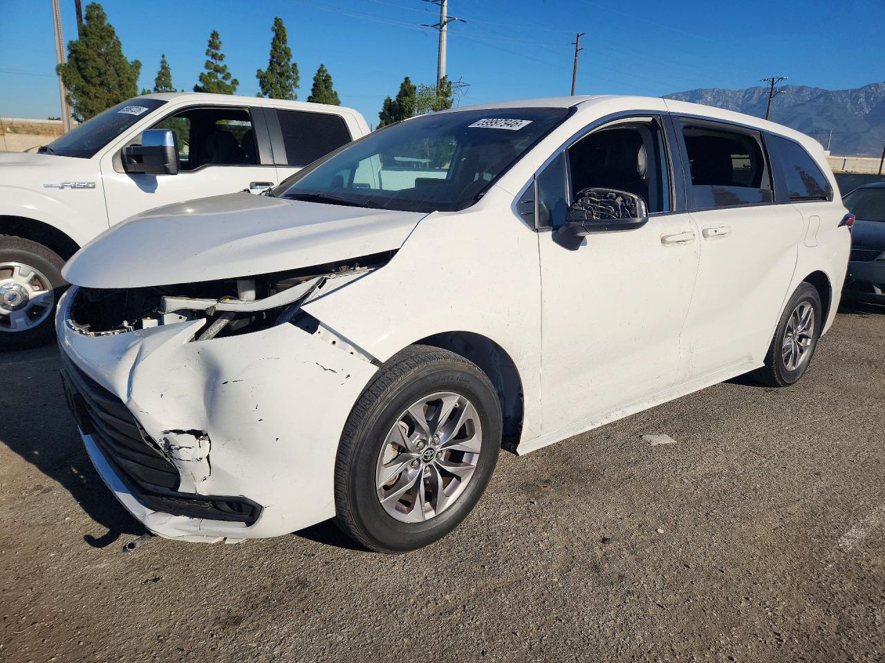 2023 TOYOTA SIENNA LE