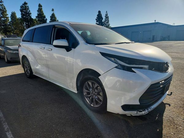 2023 TOYOTA SIENNA LE