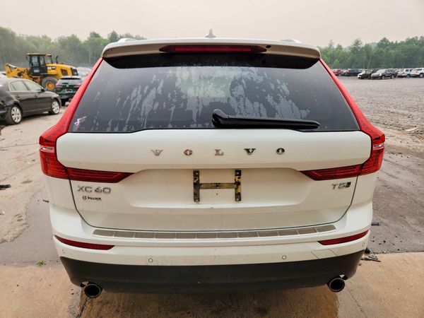 2021 VOLVO XC60 Momentum