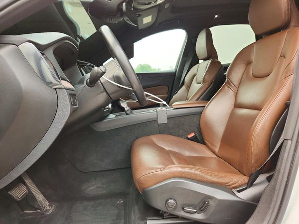 2021 VOLVO XC60 Momentum