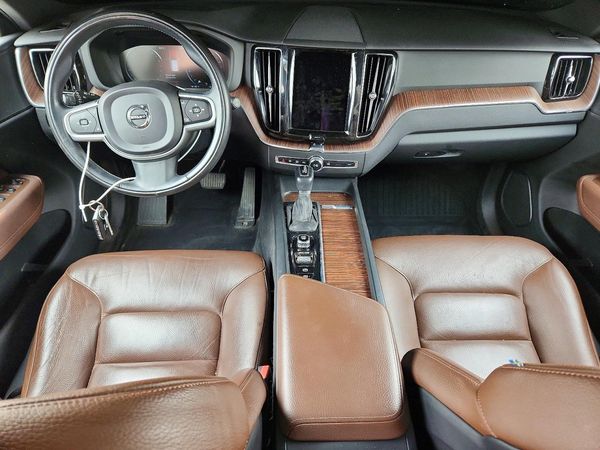 2021 VOLVO XC60 Momentum