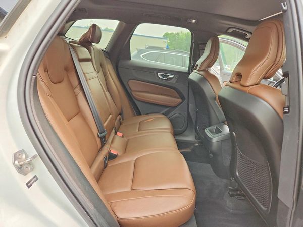 2021 VOLVO XC60 Momentum