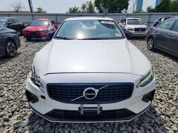 2021 VOLVO S60 R-design (Momentum)