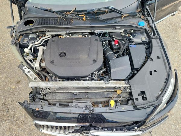 2022 VOLVO S90 Inscription — Engine bay
