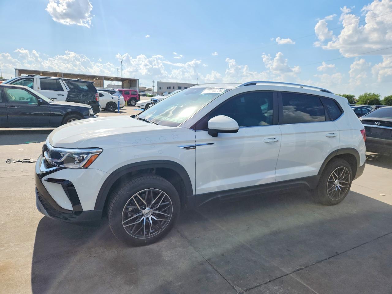 2022 VOLKSWAGEN TAOS 4Motion SEL — Front 3/4