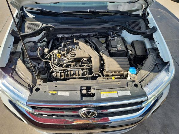 2022 VOLKSWAGEN TAOS 4Motion SEL — Engine bay
