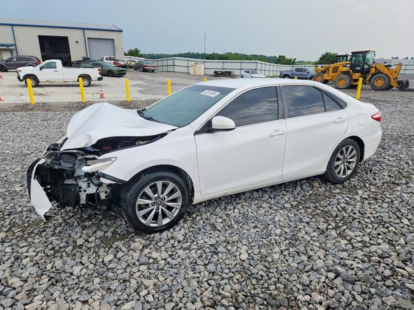2017 TOYOTA CAMRY LE/SE/XLE/XSE — Front 3/4