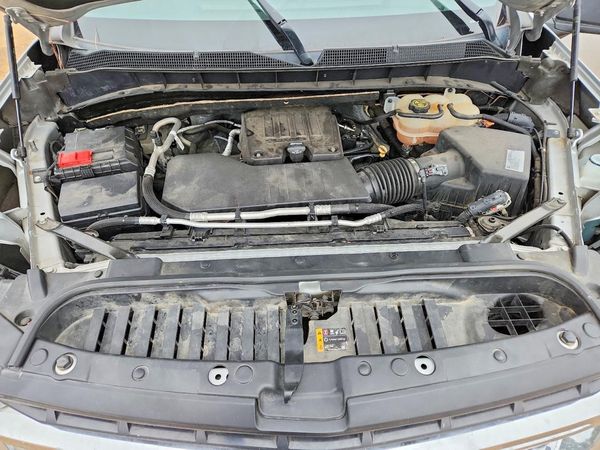 2019 CHEVROLET SILVERADO LT — Engine bay