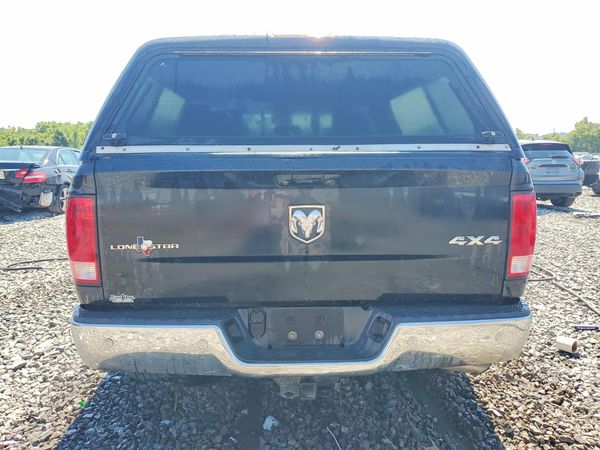 2016 RAM 1500 SLT CREW CAB 4X4