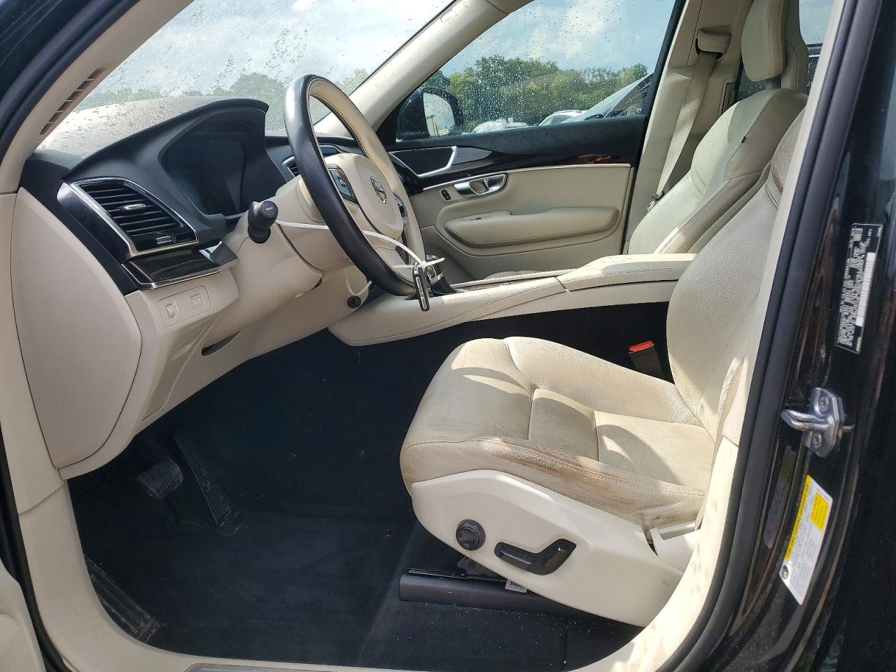 2018 VOLVO XC90 Momentum