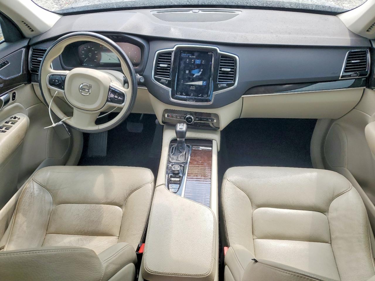 2018 VOLVO XC90 Momentum