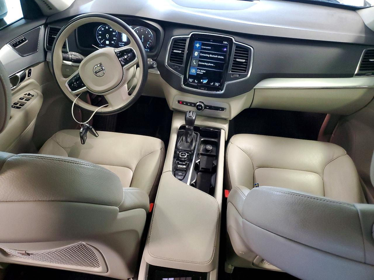 2017 VOLVO XC90 Momentum