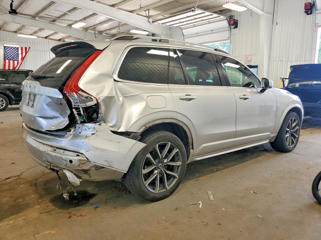 2017 VOLVO XC90 Momentum
