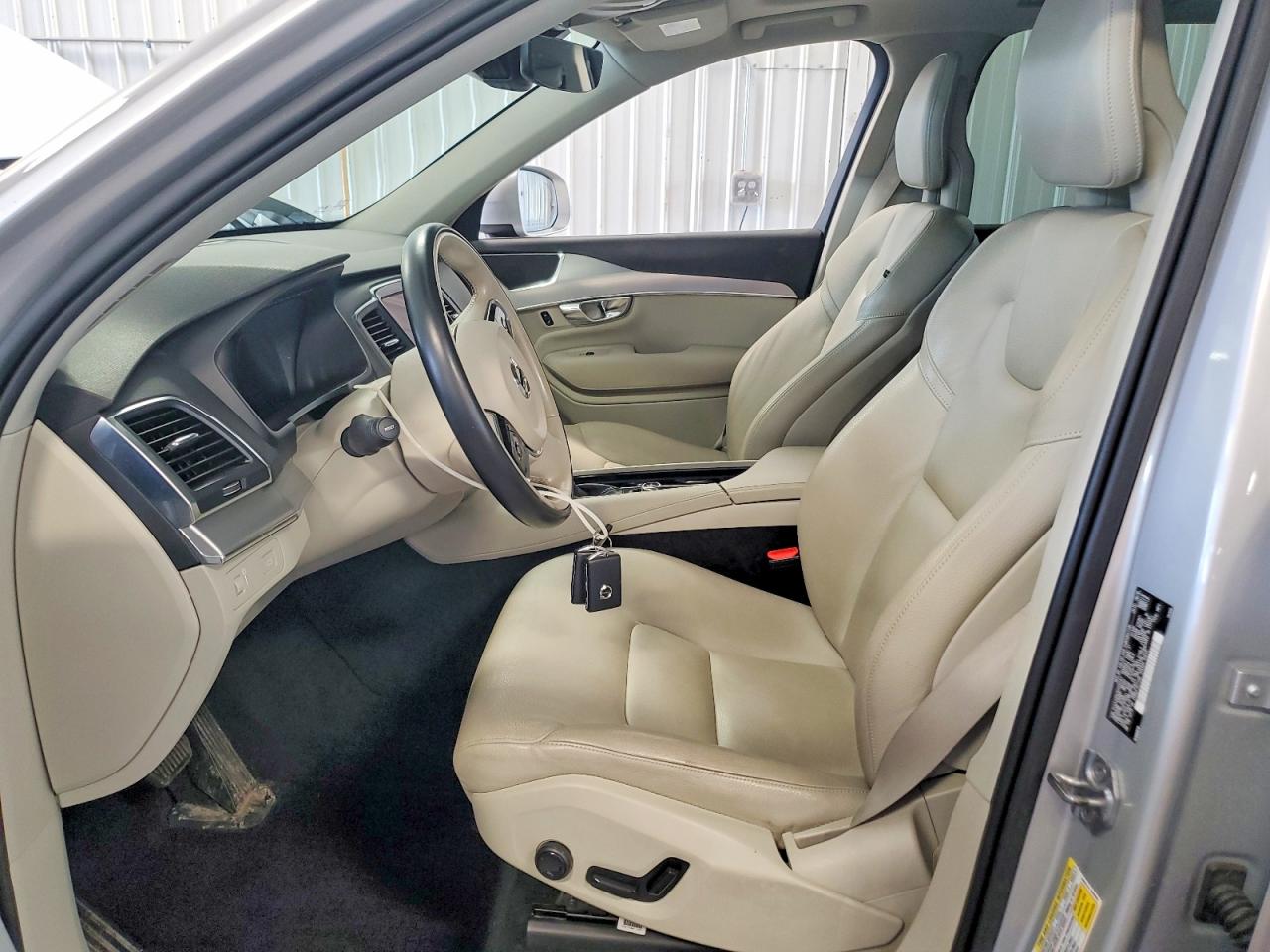 2017 VOLVO XC90 Momentum