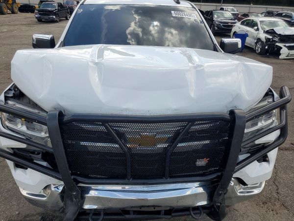 2022 CHEVROLET SILVERADO LT — Engine bay