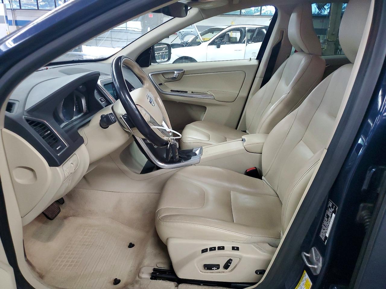 2015 VOLVO XC60 Platinum (non R design)
