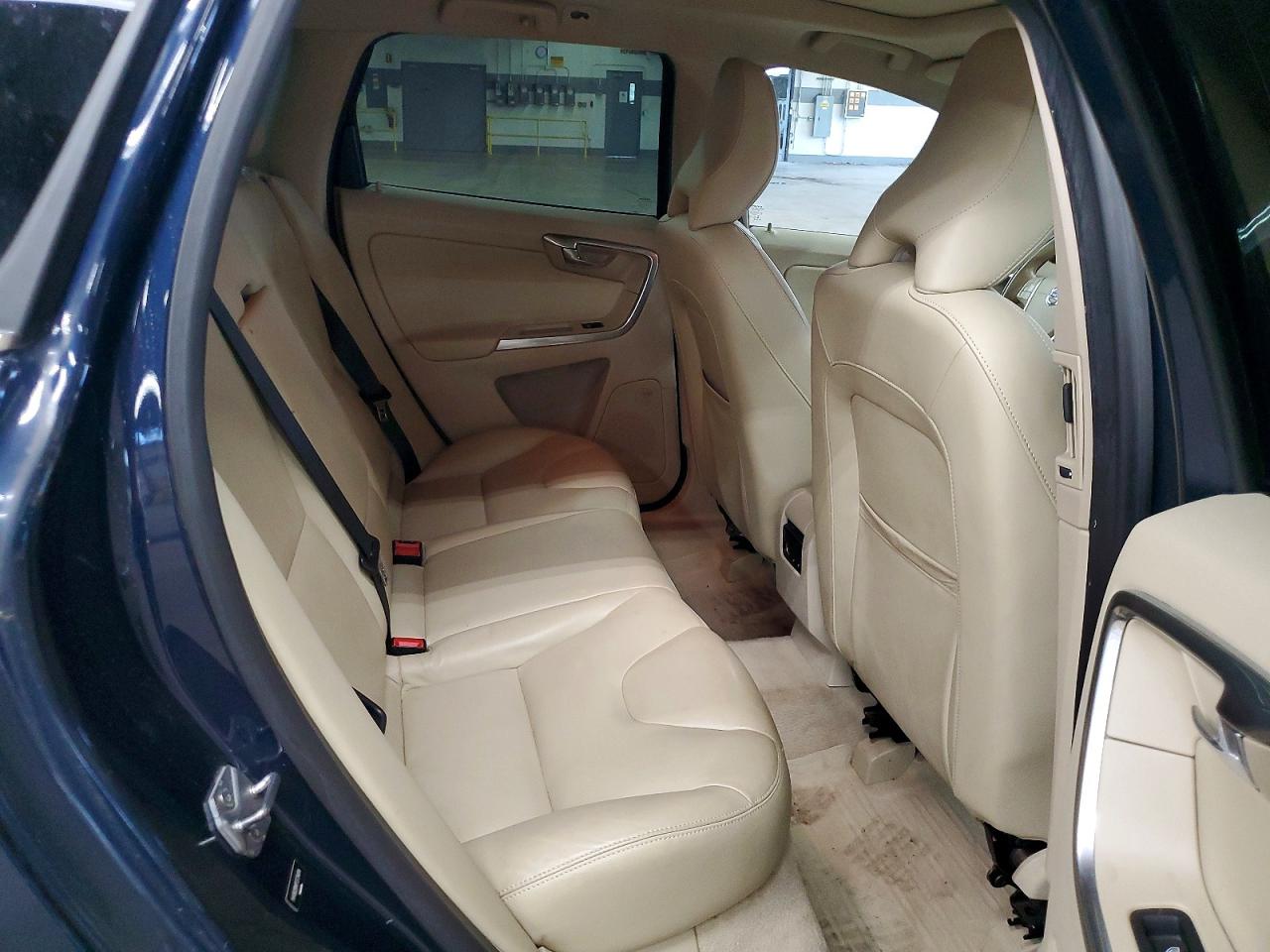 2015 VOLVO XC60 Platinum (non R design)