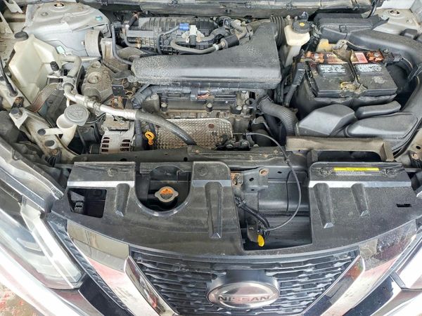 2018 NISSAN ROGUE — Engine bay