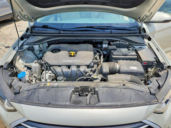 2017 HYUNDAI ELANTRA — Engine bay