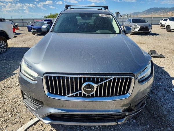 2020 VOLVO XC90 Momentum