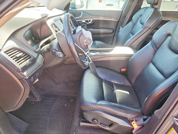 2020 VOLVO XC90 Momentum