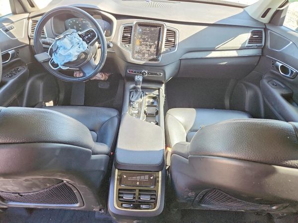 2020 VOLVO XC90 Momentum