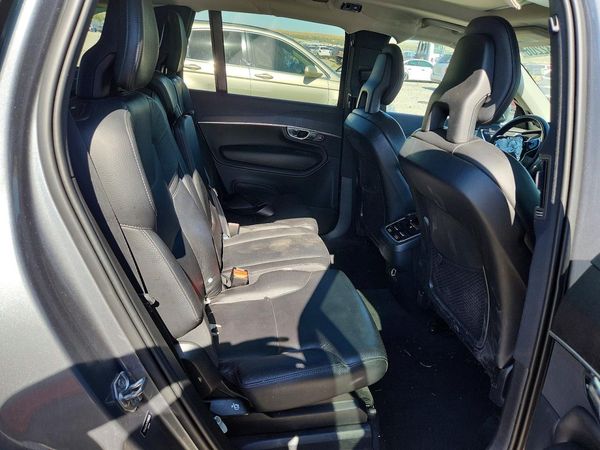 2020 VOLVO XC90 Momentum