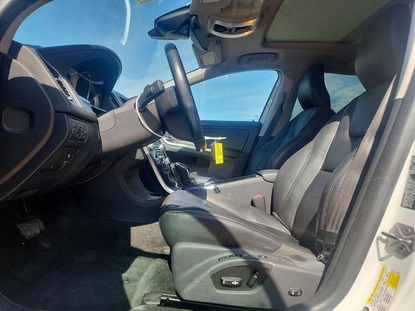 2015 VOLVO XC60 Premier (non R design)