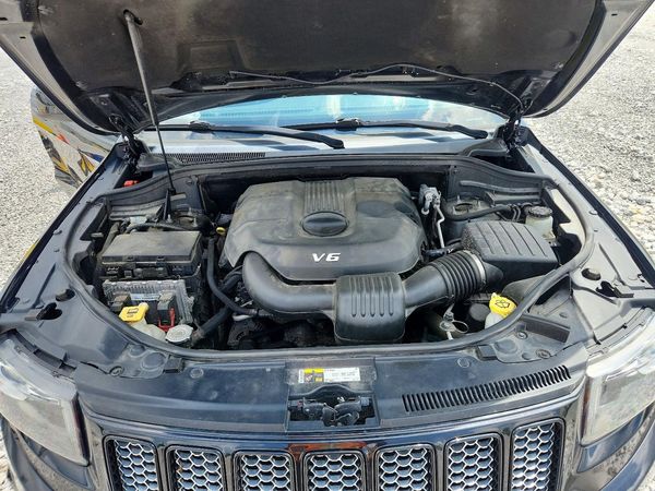2014 JEEP CHEROKEE Laredo — Engine bay