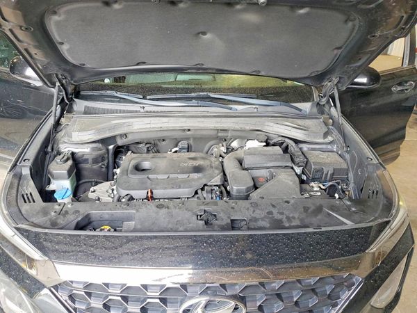 2019 HYUNDAI SANTA FE SE — Engine bay