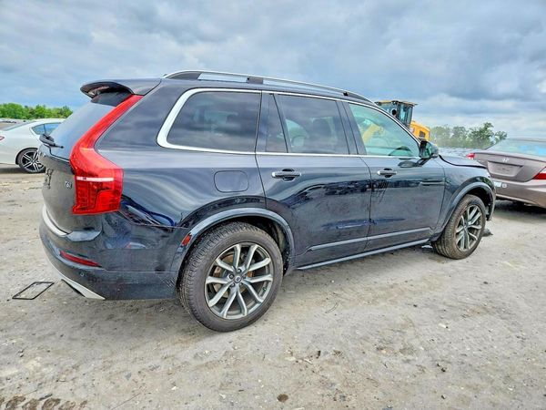 2017 VOLVO XC90 Momentum